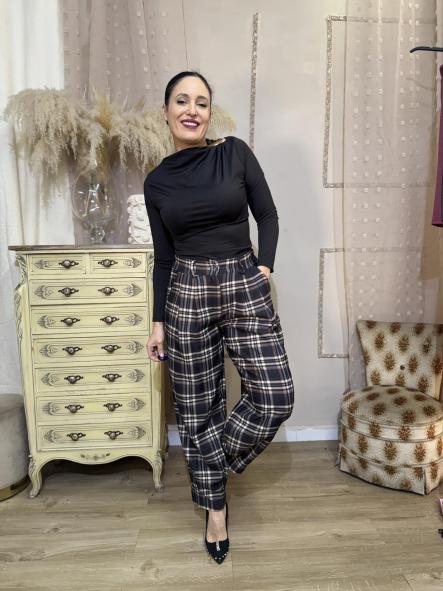 CAMISETA DETALLE DORADO NEGRO