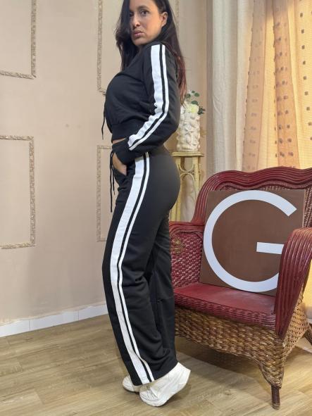 CHANDAL NEGRO DE ALGODON CON CAPUCHA RAYAS BLANCAS