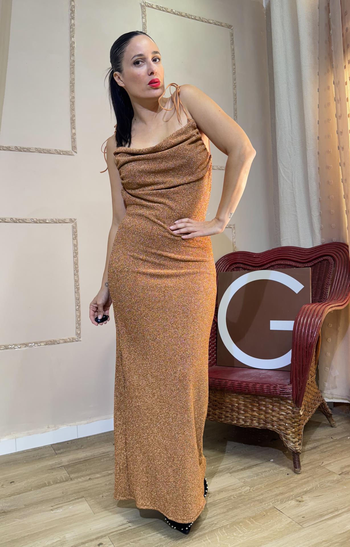 VESTIDO DORADO DE FIESTA ESPALDA AL AIRE TIRANTE CON LAZADA