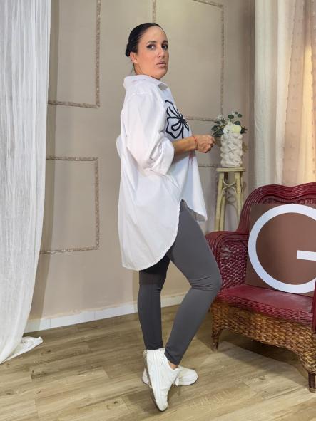 CAMISA BLANCA CON FLOR NEGRA [2]