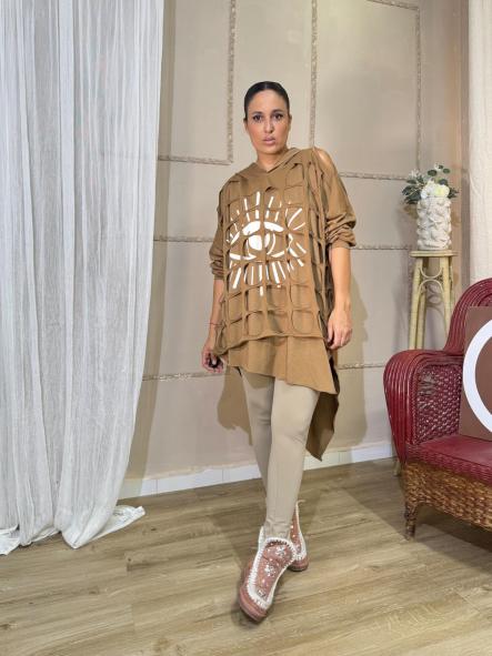 SUDADERA CAMEL CON CAPUCHA DE OJO CON AGUJEROS [1]
