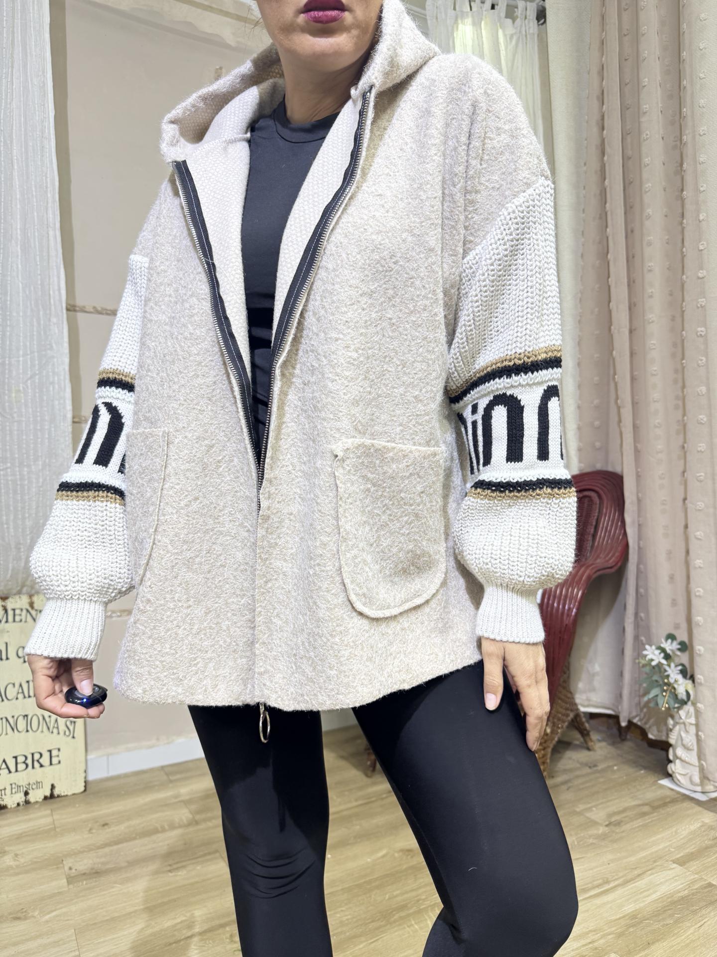 CHAQUETA PAÑO LETRAS CLARAS