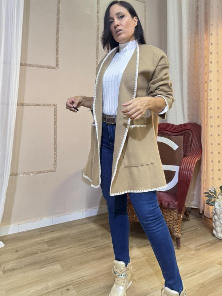 CHAQUETA DE PAÑO LARGA CON RIBETES BLANCOS CAMEL [2]