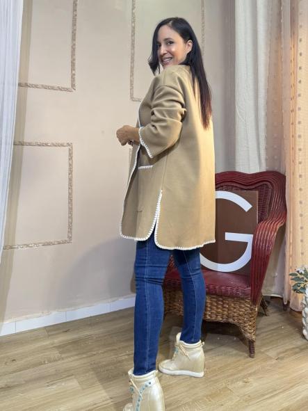 CHAQUETA DE PAÑO LARGA CON RIBETES BLANCOS CAMEL [0]