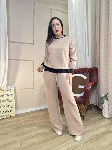 CONJUNTO DE PUNTO BEIG CON CUELLO NEGRO [2]