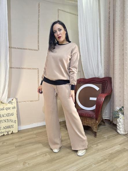 CONJUNTO DE PUNTO BEIG CON CUELLO NEGRO [1]