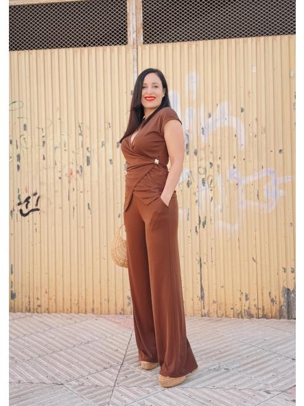 CONJUNTO MARRON DETALLE DORADO