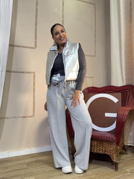 PANTALON DE ALGODON GRIS FLOR EN CINTURA [2]