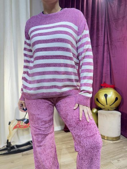 CONJUNTO ROSA DE CHINILLA JERSEY DE RAYAS BLANCAS