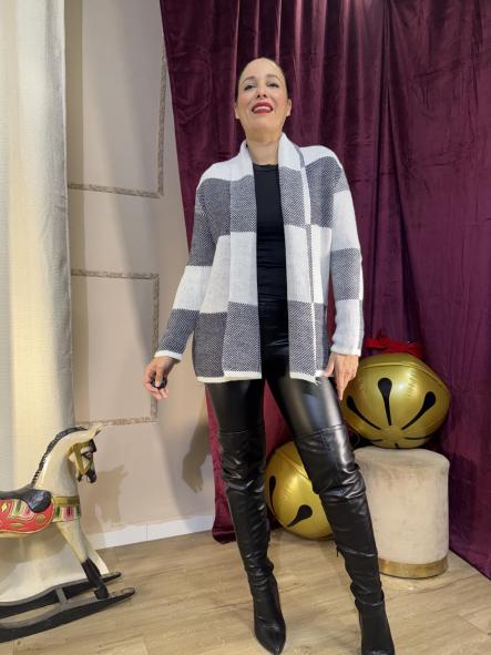 CHAQUETA BLANCA Y NEGRA DE LANA DE CUADROS [1]