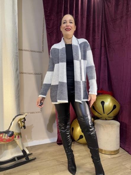 CHAQUETA BLANCA Y NEGRA DE LANA DE CUADROS [2]