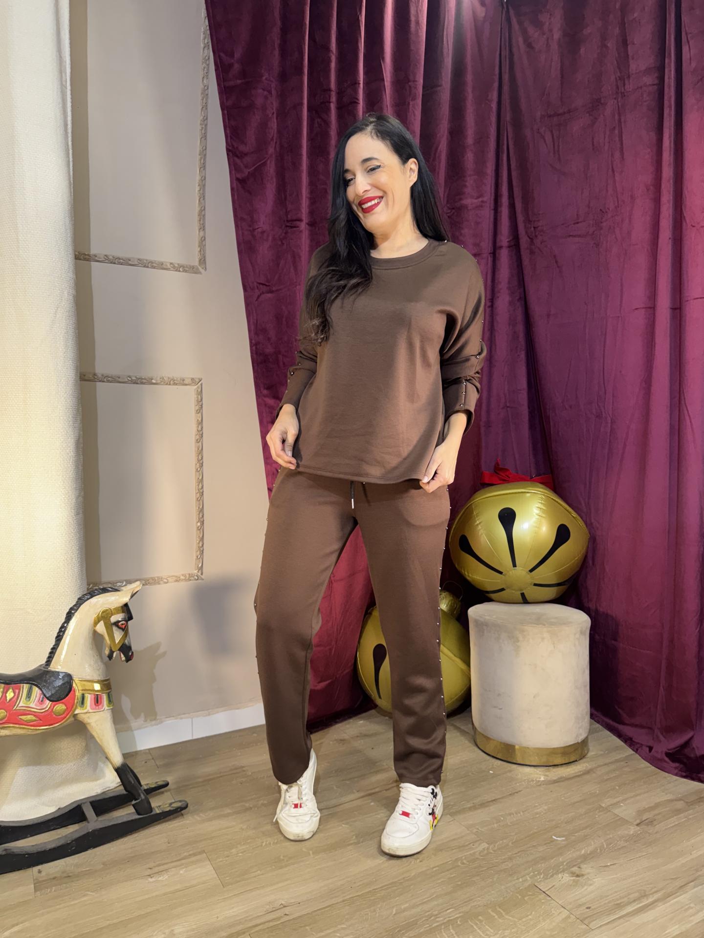 CONJUNTO MARRON CHOCOLATE DE TACHUELAS