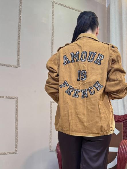 CHAQUETA VAQUERA MARRON LETRAS [1]