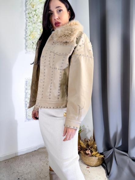 Chaqueta tachuelas beige 