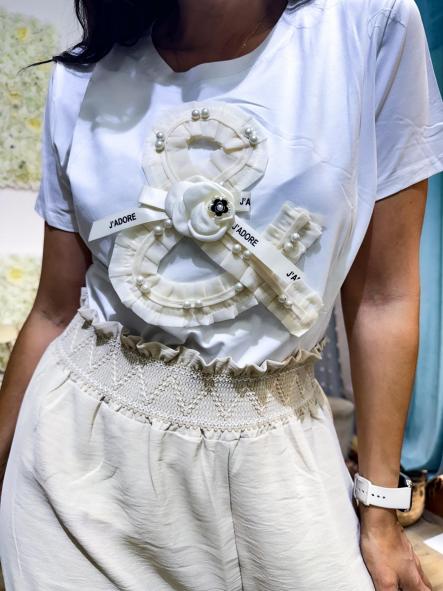 CAMISETA BLANCA DECORACION DE TUL CON PERLAS