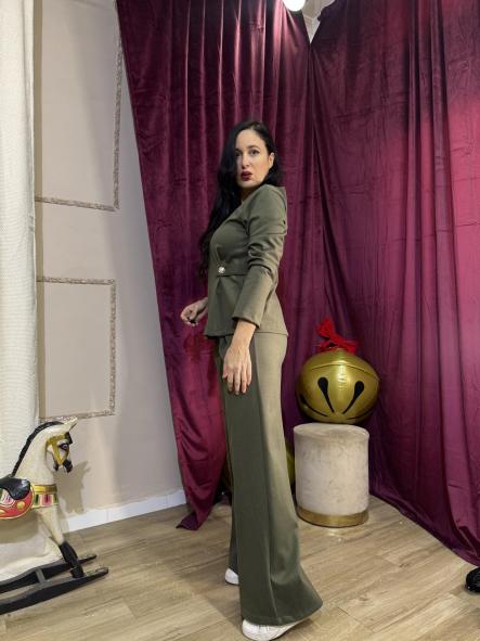 CONJUNTO VERDE NEGRO LISO BOTONES DORADOS