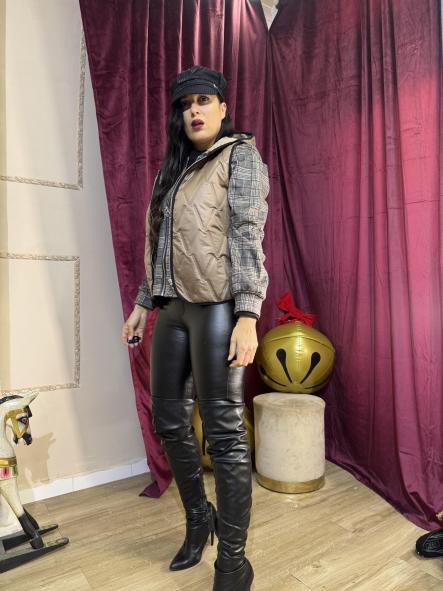 CHALECO MARRON ACOLCHADO CON CAPUCHA [2]