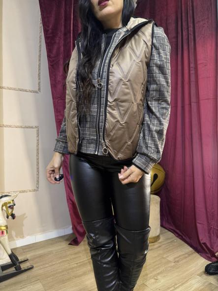 CHALECO MARRON ACOLCHADO CON CAPUCHA [3]