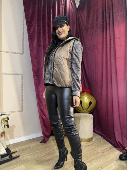 CHALECO MARRON ACOLCHADO CON CAPUCHA [1]