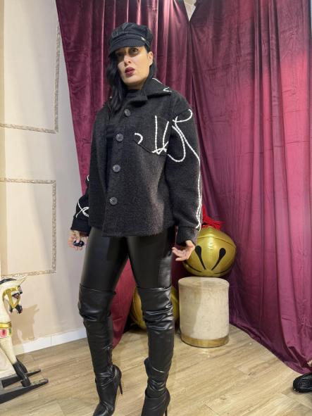 SOBRE CAMISA NEGRA CON BORDADOS BLANCOS [0]