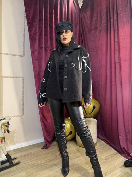 SOBRE CAMISA NEGRA CON BORDADOS BLANCOS [1]