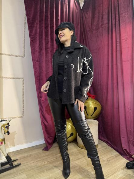 SOBRE CAMISA NEGRA CON BORDADOS BLANCOS [3]