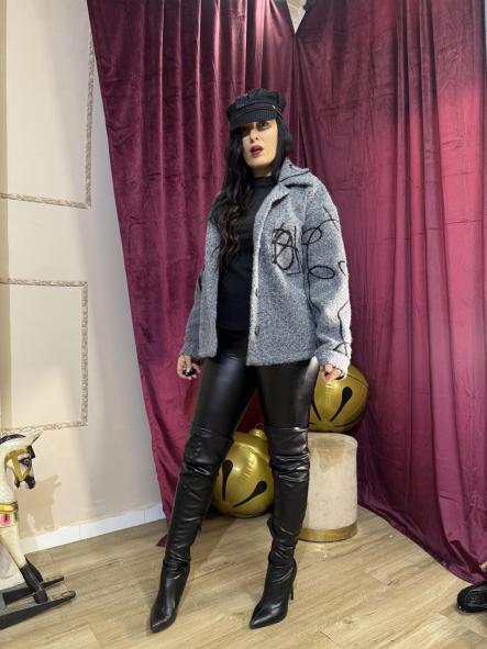 SOBRE CAMISA GRIS CON BORDADOS NEGROS [1]