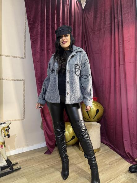 SOBRE CAMISA GRIS CON BORDADOS NEGROS [2]