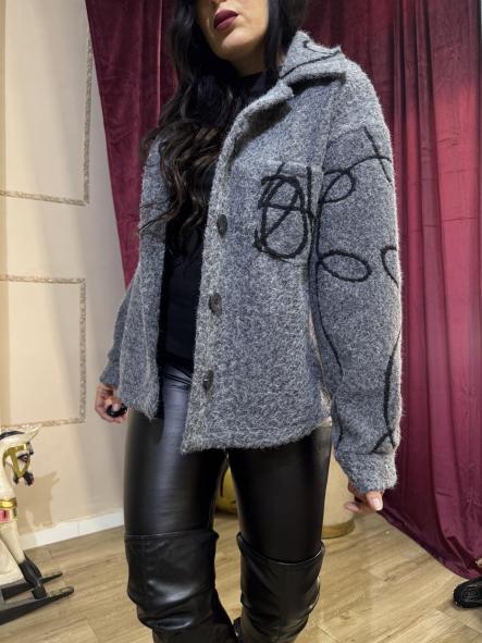SOBRE CAMISA GRIS CON BORDADOS NEGROS