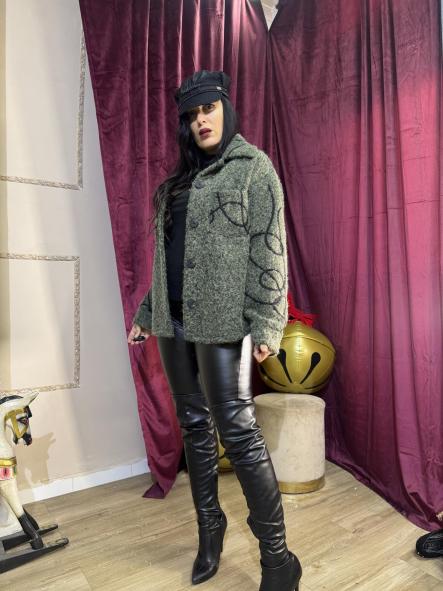 SOBRE CAMISA VERDE CON BORDADOS NEGROS [0]