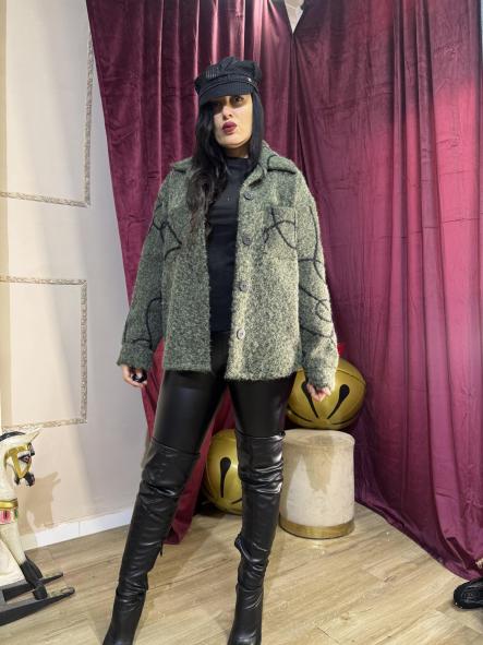 SOBRE CAMISA VERDE CON BORDADOS NEGROS [1]