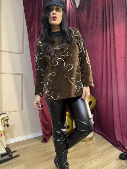 JERSEY DE CHINILLA MARRON CHOCOLATE CON BORDADOS BLANCO [1]