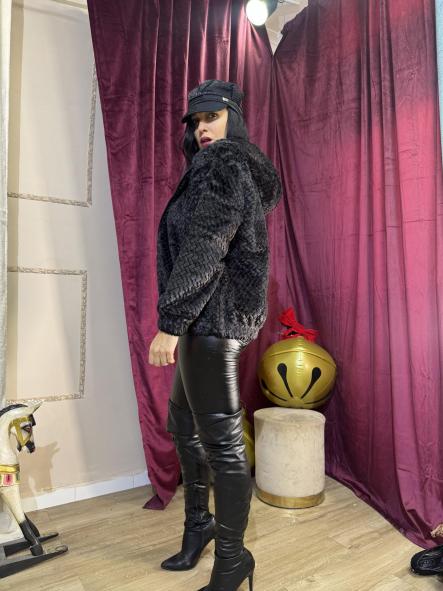 CHAQUETA PELOCHO NEGRA CON CAPUCHA [1]