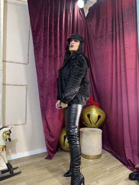 CHAQUETA PELOCHO NEGRA CON CAPUCHA [0]