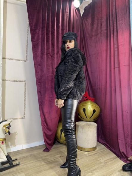 CHAQUETA PELOCHO NEGRA CON CAPUCHA [4]