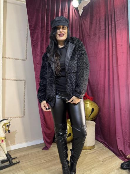 CHAQUETA PELOCHO NEGRA CON CAPUCHA [2]
