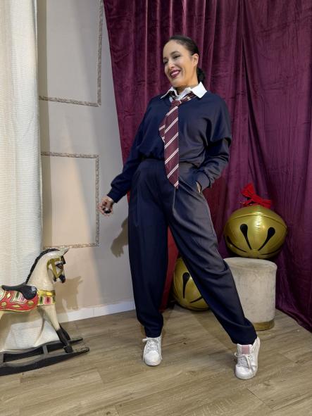 SUDADERA CON CORBATA AZUL