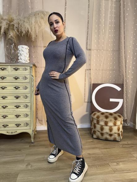 VESTIDO GRIS CON LINEAS EN NEGRO LARGO DE PUNTO
