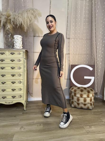 VESTIDO MARRON CON LINEAS EN NEGRO LARGO DE PUNTO [1]