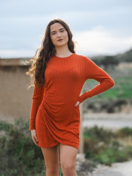 VESTIDO NARANJA OSCURO TIPO CANALE FRUNCIDO EN EL LADO