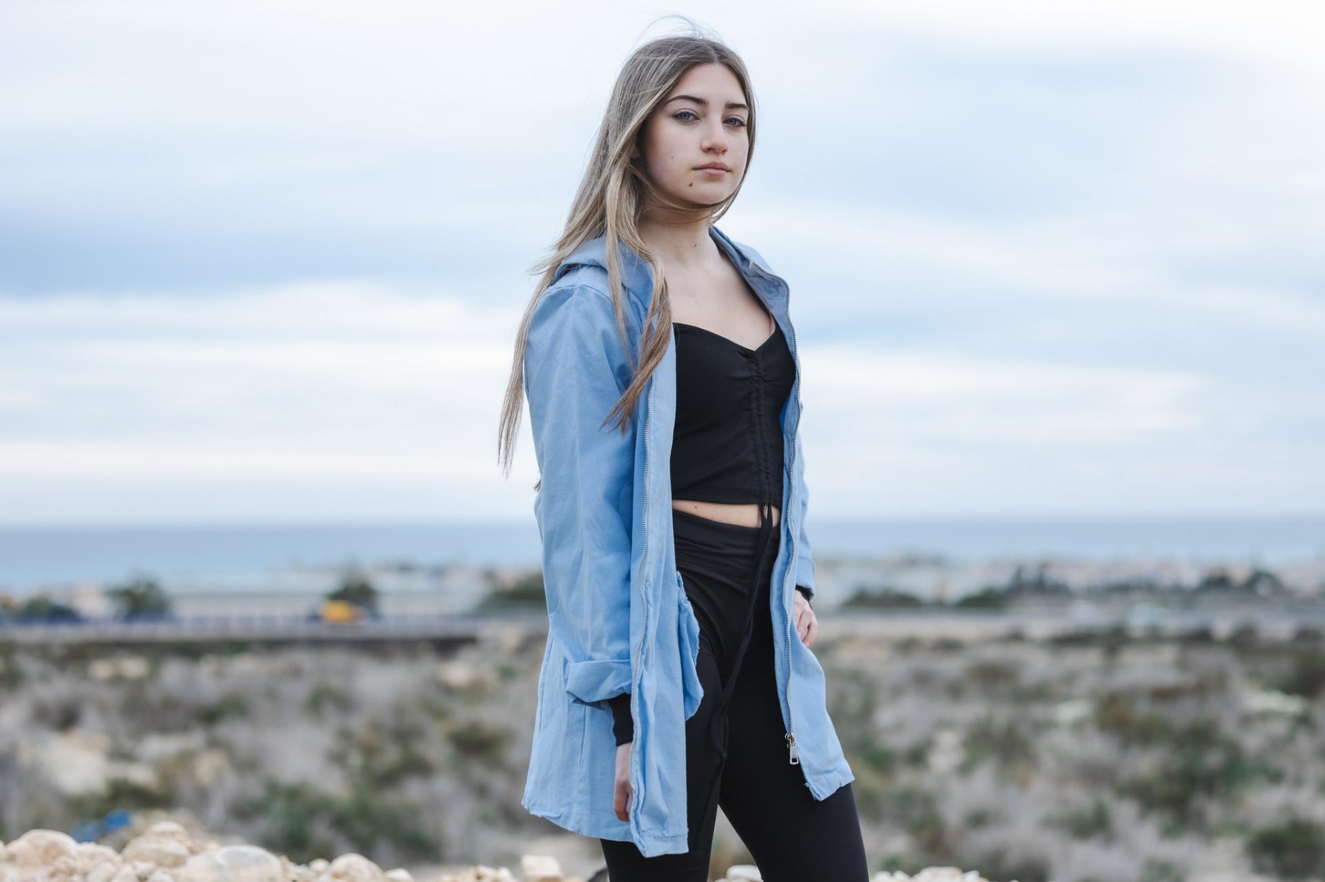 TOP CAMISETA NEGRA DE CANALE FRUNCIDO DELANTERO MAGA LARGA