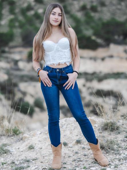 PANTALON VAQUERO DE PITILLO DETALLES DORADOS EN BOLSILLOS