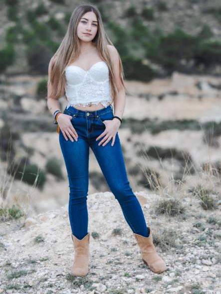 PANTALON VAQUERO DE PITILLO DETALLES DORADOS EN BOLSILLOS [1]