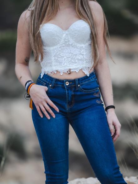 PANTALON VAQUERO DE PITILLO DETALLES DORADOS EN BOLSILLOS [3]