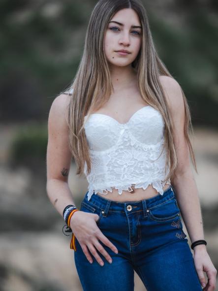 PANTALON VAQUERO DE PITILLO DETALLES DORADOS EN BOLSILLOS [4]