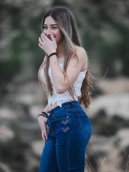 PANTALON VAQUERO DE PITILLO DETALLES DORADOS EN BOLSILLOS [2]