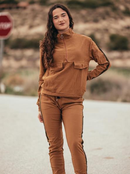 CHANDAL CAMEL LISO CON FRANJAS LATERALES CON LETRAS [1]