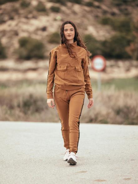 CHANDAL CAMEL LISO CON FRANJAS LATERALES CON LETRAS [2]