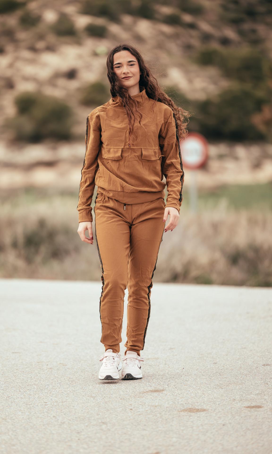 CHANDAL CAMEL LISO CON FRANJAS LATERALES CON LETRAS