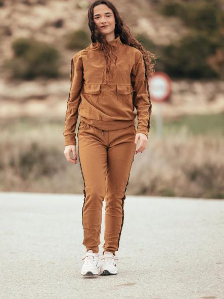 CHANDAL CAMEL LISO CON FRANJAS LATERALES CON LETRAS